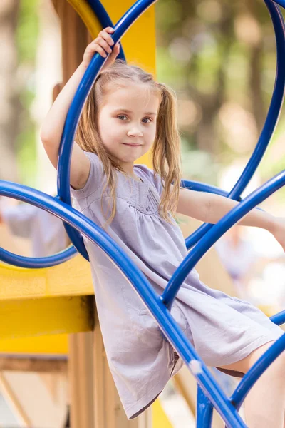 Hermosa niña en el patio al aire libre —  Fotos de Stock