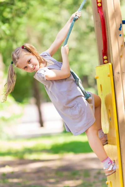 Bella bambina sul parco giochi all'aperto — Foto Stock