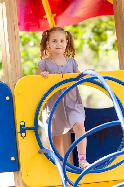 Bella bambina sul parco giochi all'aperto — Foto Stock
