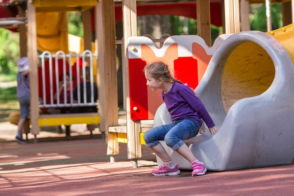 Bella bambina sul parco giochi all'aperto — Foto Stock