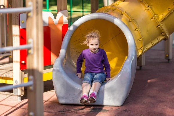 Menina bonita no parque infantil ao ar livre — Fotografia de Stock