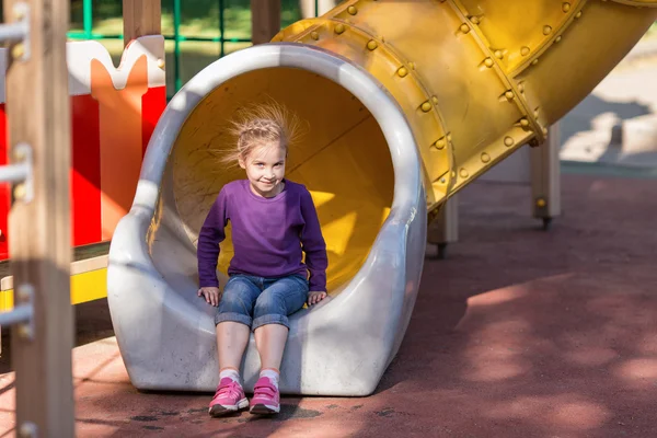 Menina bonita no parque infantil ao ar livre — Fotografia de Stock