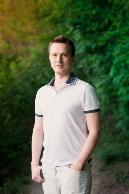 yakışıklı çekici genç adam parkta duran