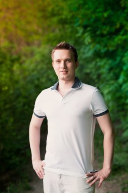 yakışıklı çekici genç adam parkta duran