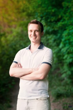 yakışıklı çekici genç adam parkta duran