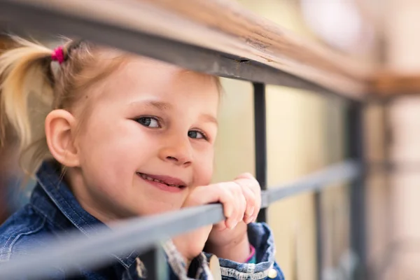 Roztomilé malé dítě v nákupní centrum — Stock fotografie