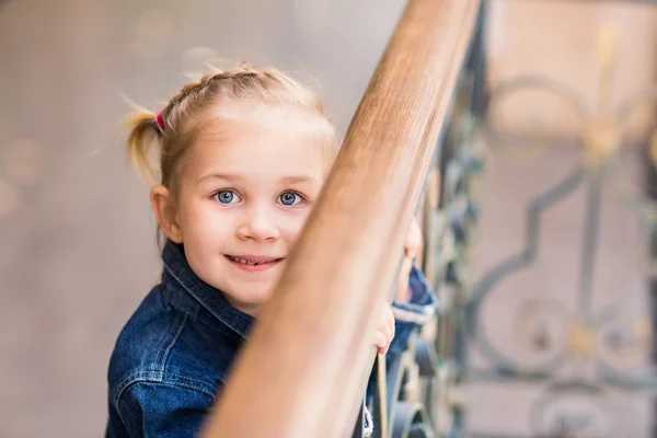 Schattig klein kind in shopping mall — Stockfoto