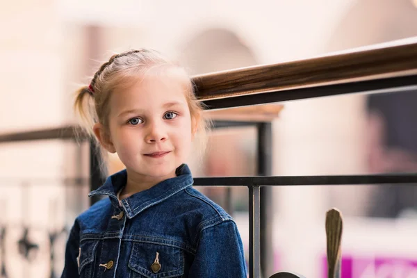 Schattig klein kind in shopping mall — Stockfoto