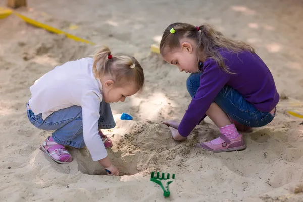 Glückliche kleine Mädchen, die in einer Sendebox spielen — Stockfoto