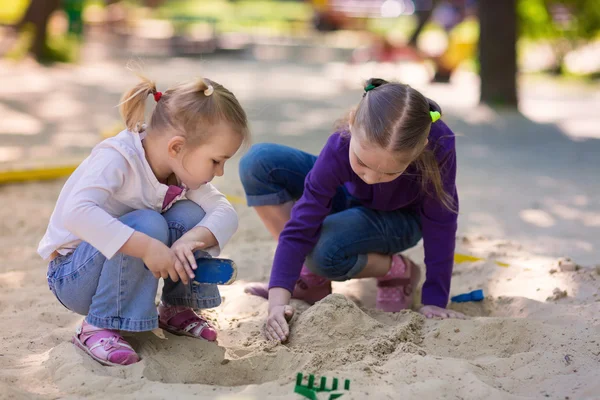 Niñas felices jugando en un buzón —  Fotos de Stock