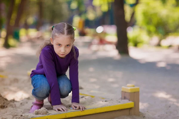 Счастливая маленькая девочка играет в почтовом ящике — стоковое фото