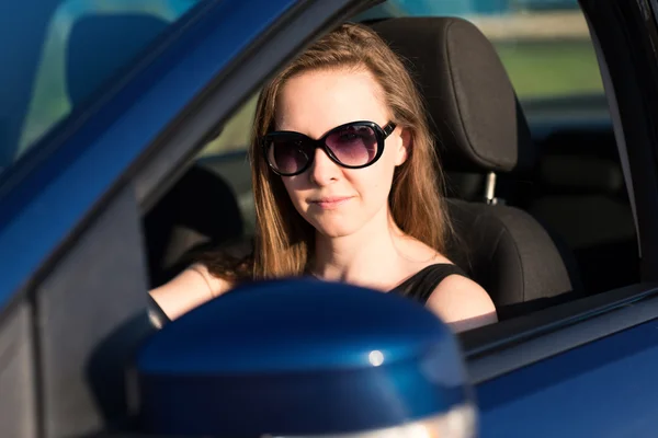 戴太阳眼镜驾驶在车里的美丽女商人 — 图库照片