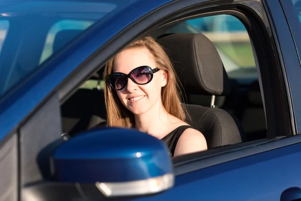 Hermosa mujer de negocios en gafas de sol conduciendo en el coche — Foto de Stock