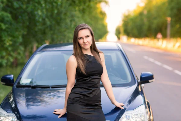 Красивая деловая женщина рядом с машиной — стоковое фото