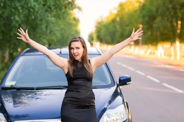 Belle femme d'affaires heureuse et excitée dans sa voiture — Photo