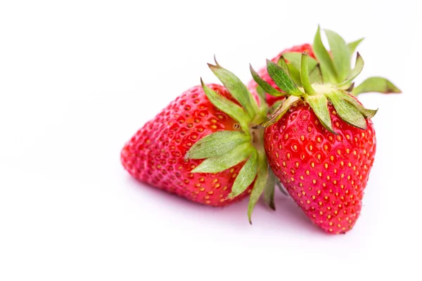 Fresas frescas aisladas sobre fondo blanco. —  Fotos de Stock