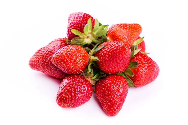 Fragole fresche isolate su fondo bianco. — Foto Stock