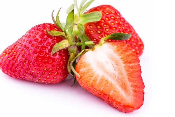 Frische Erdbeeren isoliert auf weißem Hintergrund. — Stockfoto