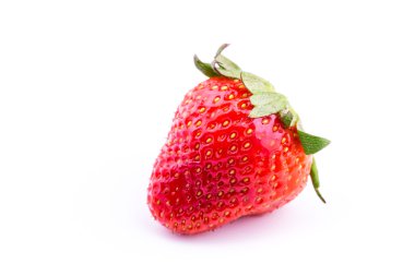 Beyaz arkaplanda taze çilek izole edilmiş..