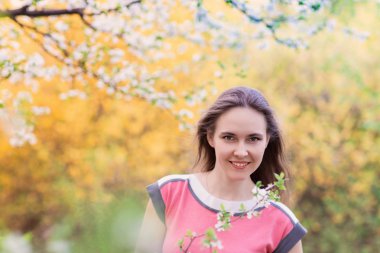 çiçek açan bir bahçe içinde güzel bir kadın