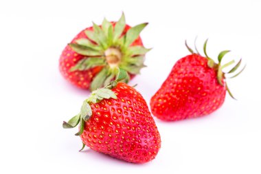Beyaz arka planda izole edilmiş taze çilekler..