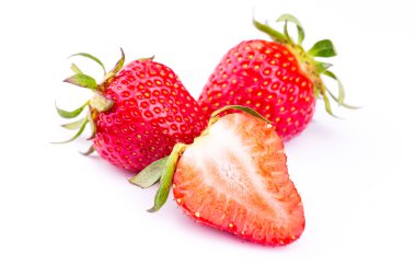 Beyaz arka planda izole edilmiş taze çilekler..