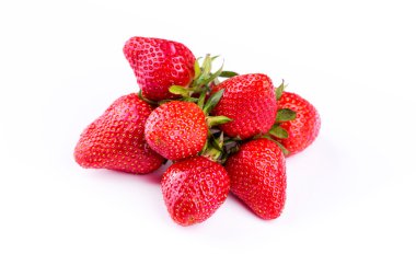 Beyaz arka planda izole edilmiş taze çilekler..