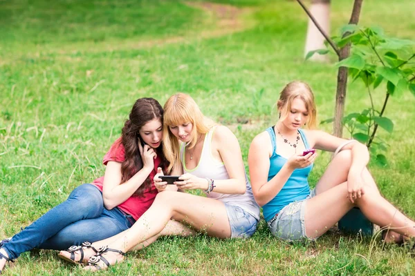 Skupina happy usmívající se nezletilých studentů venkovní — Stock fotografie