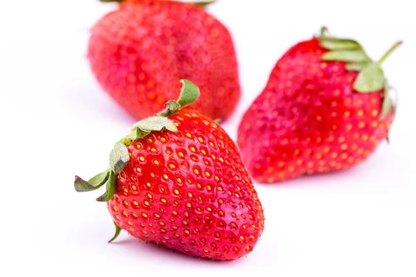 Frische Erdbeeren isoliert auf weißem Hintergrund. — Stockfoto