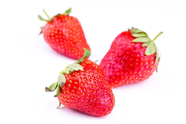 Frische Erdbeeren isoliert auf weißem Hintergrund. — Stockfoto