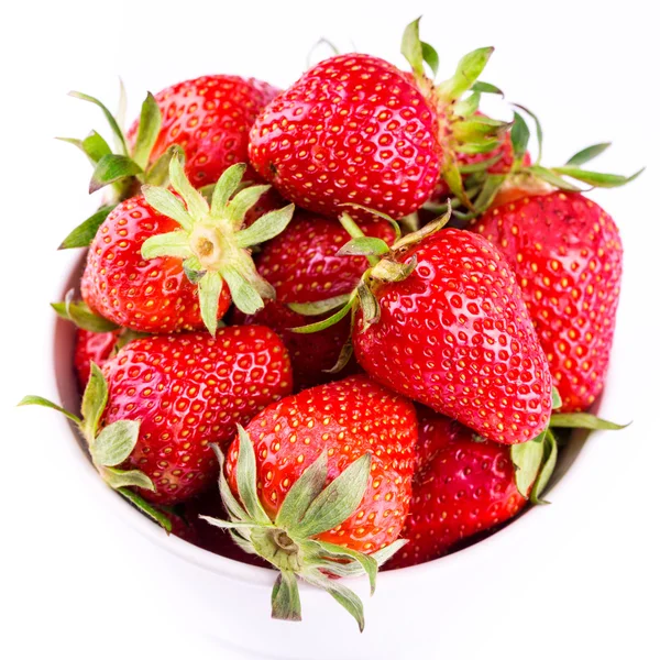 Frische Erdbeeren isoliert auf weißem Hintergrund. — Stockfoto