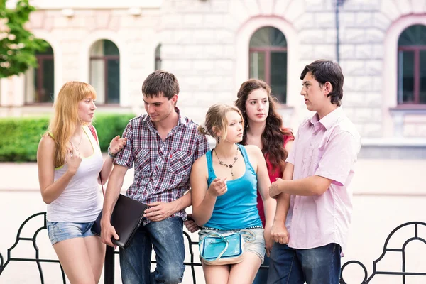 Группа счастливых улыбающихся подростков за пределами колледжа — стоковое фото