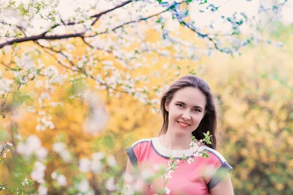 Mulher bonita em um jardim florescendo — Fotografia de Stock