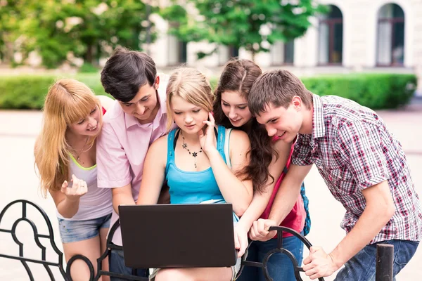 Grupp glada leende tonåriga elever utanför college — Stockfoto