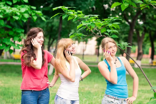Grupa szczęśliwy uśmiechający się nastoletnimi studentami odkryty — Zdjęcie stockowe