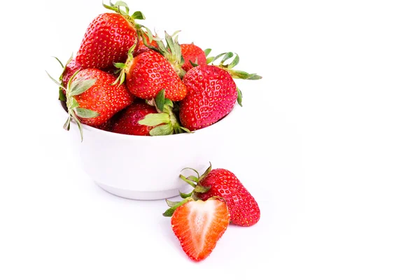 Fresas frescas aisladas sobre fondo blanco. —  Fotos de Stock