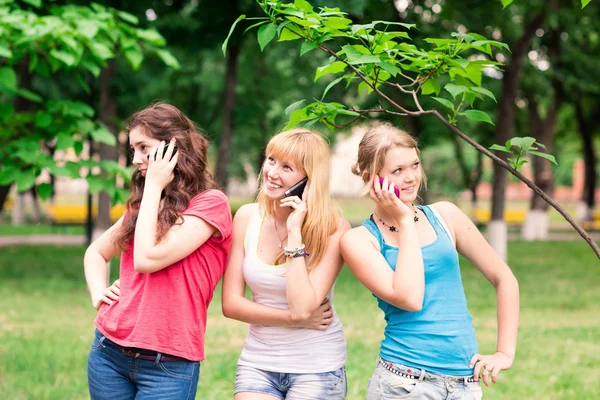 Grupo de jovens sorridentes felizes Estudantes ao ar livre — Fotografia de Stock