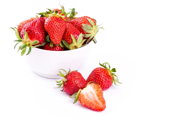 Fresas frescas aisladas sobre fondo blanco. —  Fotos de Stock