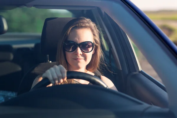 Hermosa mujer de negocios cerca de su coche — Foto de Stock