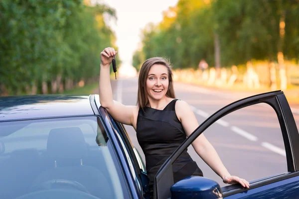 Belle femme d'affaires près de sa voiture — Photo