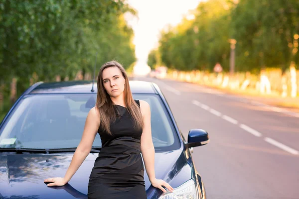 Hermosa mujer de negocios cerca de su coche — Foto de Stock