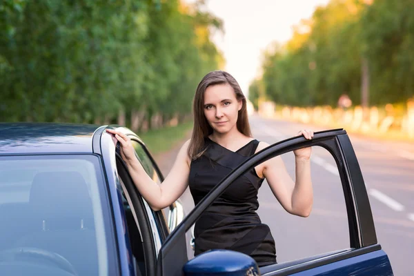 Belle femme d'affaires près de sa voiture — Photo