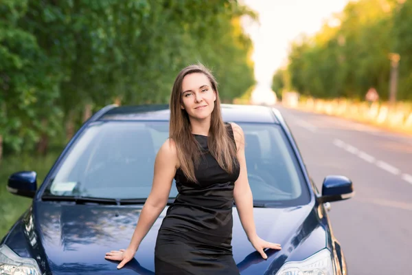 Belle femme d'affaires près de sa voiture — Photo