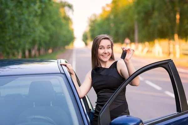 Hermosa mujer de negocios cerca de su coche — Foto de Stock