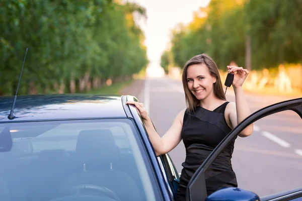 Belle femme d'affaires près de sa voiture — Photo