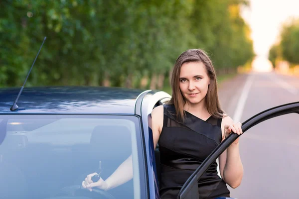 Beautiful businesswoman near her car — Stock Photo, Image