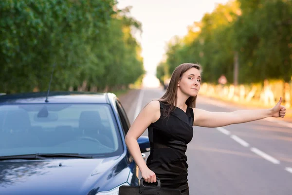 Hermosa mujer de negocios cerca de su coche tratando de detener otro coche —  Fotos de Stock