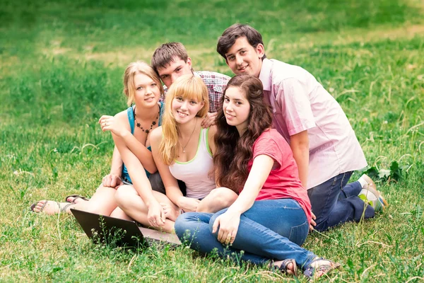 Gruppo di studenti adolescenti felici sorridenti fuori dal college — Foto Stock