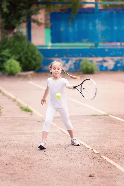 Adorable petit enfant jouant au tennis — Photo