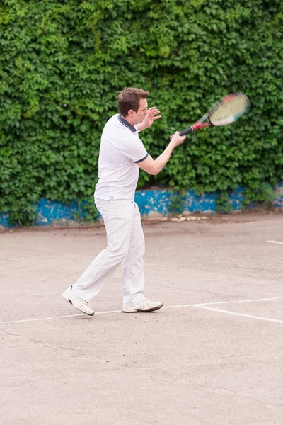 Expresivní mladý muž hraje tenis — Stock fotografie
